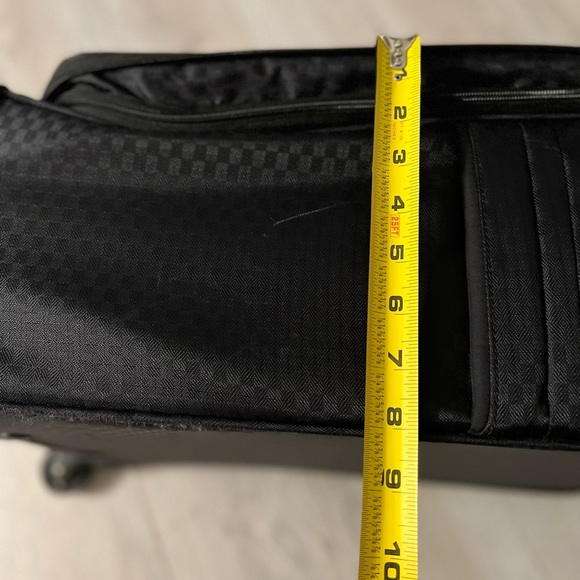 Black Samsonite feather light TSA lock with gold hardware small carry on luggage - Picture 9 of 10